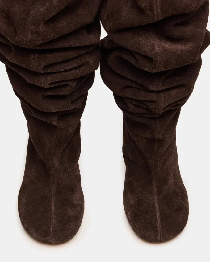 Allison i brunt mocka