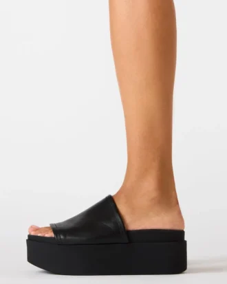 arwen vit lder 6 330x413 - Arwen svart l&auml;der