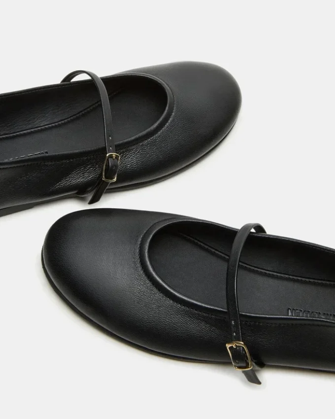 Besette svart läder Besette svart läder