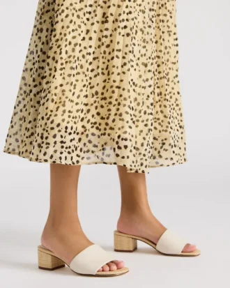 Hailee benvitt läder