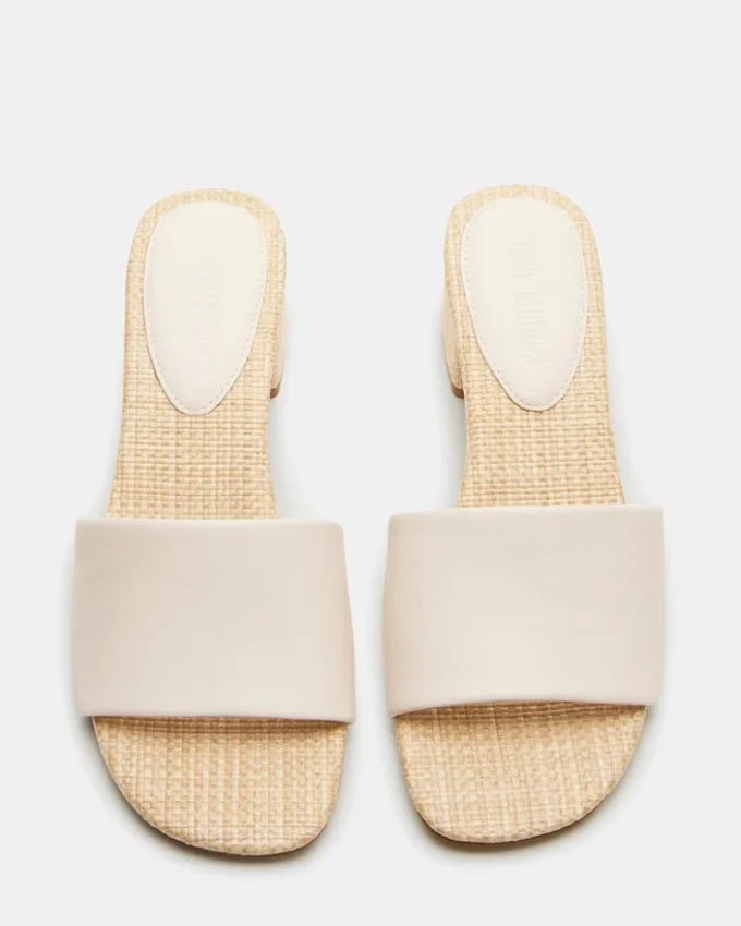 Hailee benvitt läder