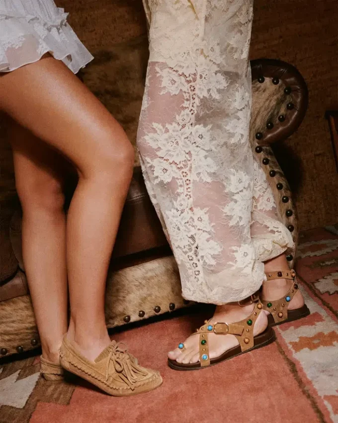 Lineärt taupefärgat mocka Lineärt taupefärgat mocka