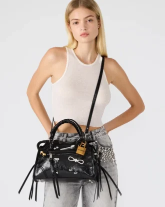 Riggs-väska med dekorationer, svart, sliten