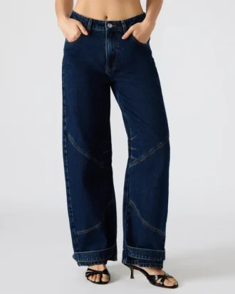 Tre mörkblå jeans