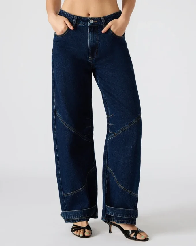 Tre mörkblå jeans