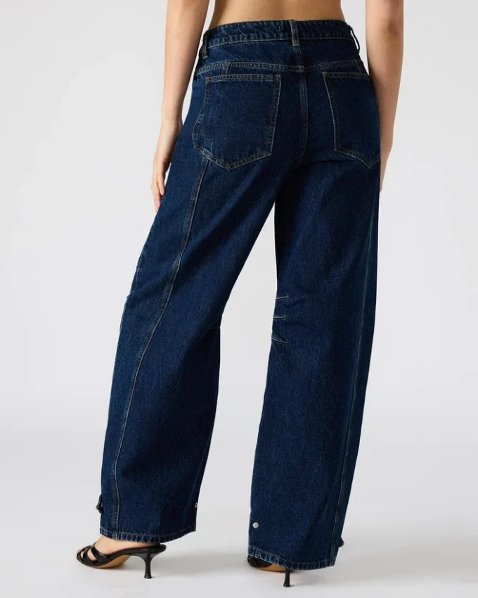 Tre mörkblå jeans