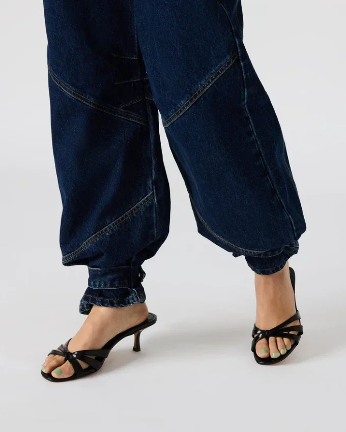 Tre mörkblå jeans