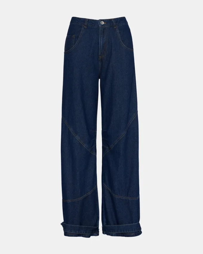 Tre mörkblå jeans