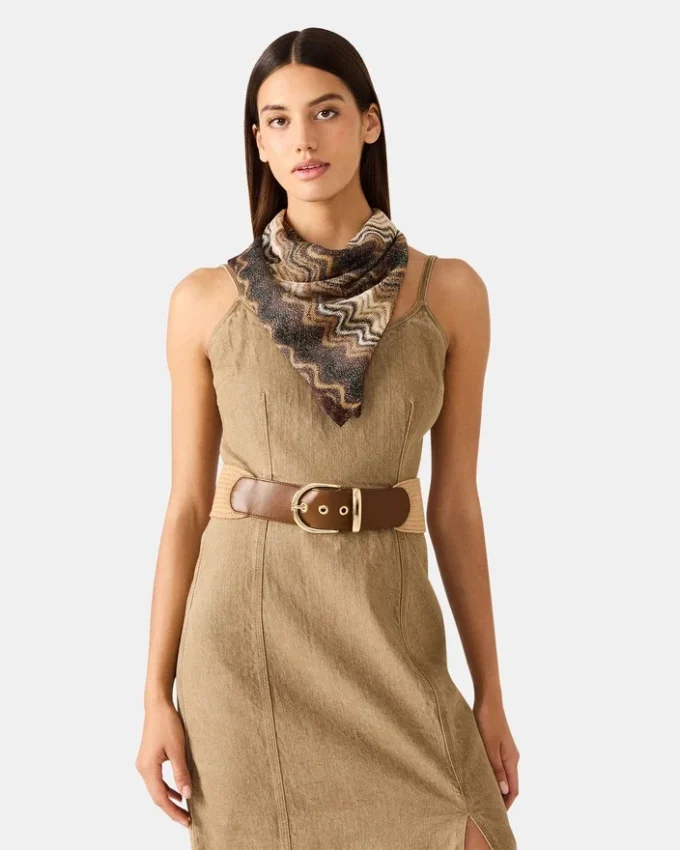 Vågig, skimrande fyrkantig scarf i neutrala färger Vågig, skimrande fyrkantig scarf i neutrala färger