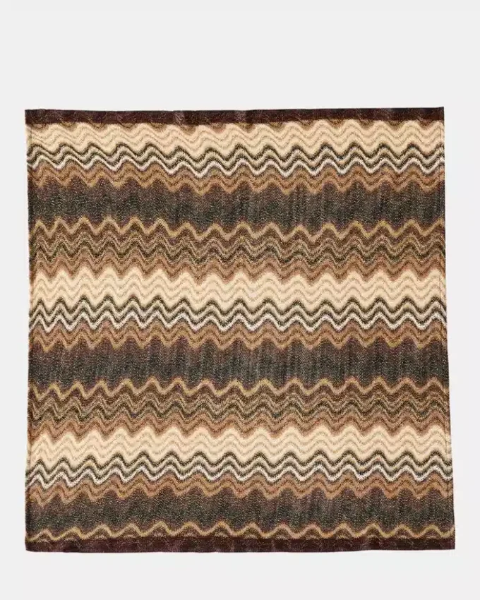 Vågig, skimrande fyrkantig scarf i neutrala färger Vågig, skimrande fyrkantig scarf i neutrala färger