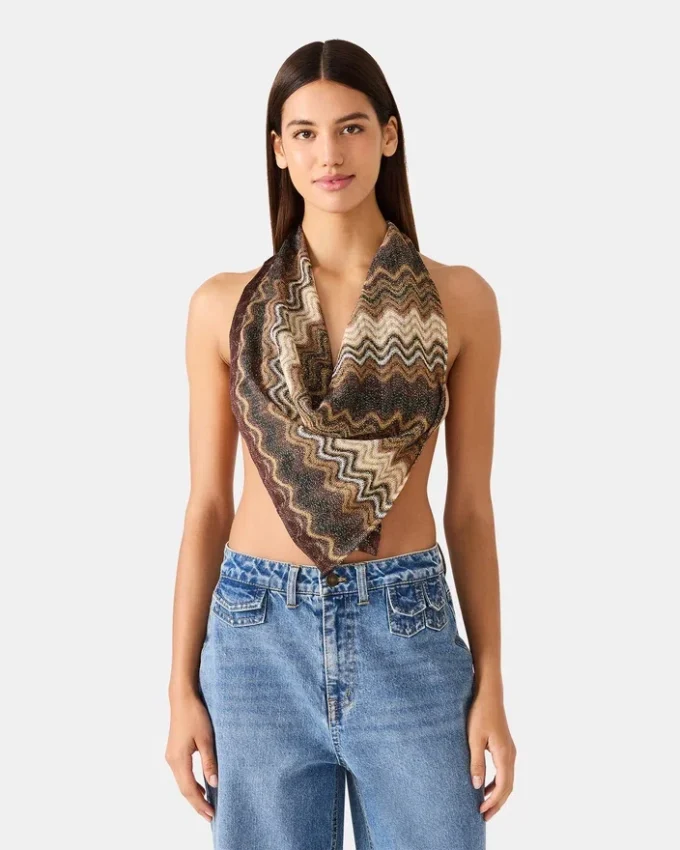 Vågig, skimrande fyrkantig scarf i neutrala färger Vågig, skimrande fyrkantig scarf i neutrala färger